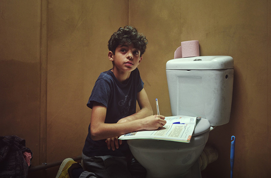 Équiper de matériel scolaire un enfant vivant à la rue