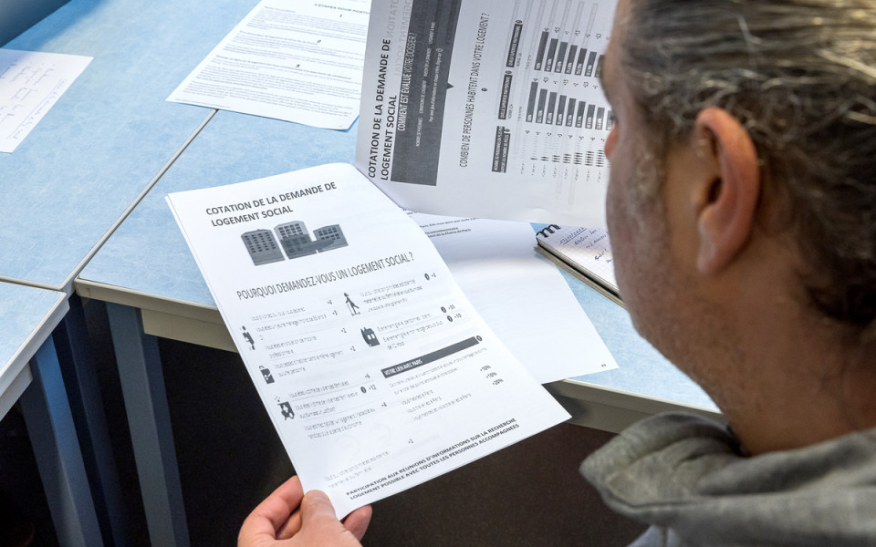 Une personne qui consulte un guide juridique