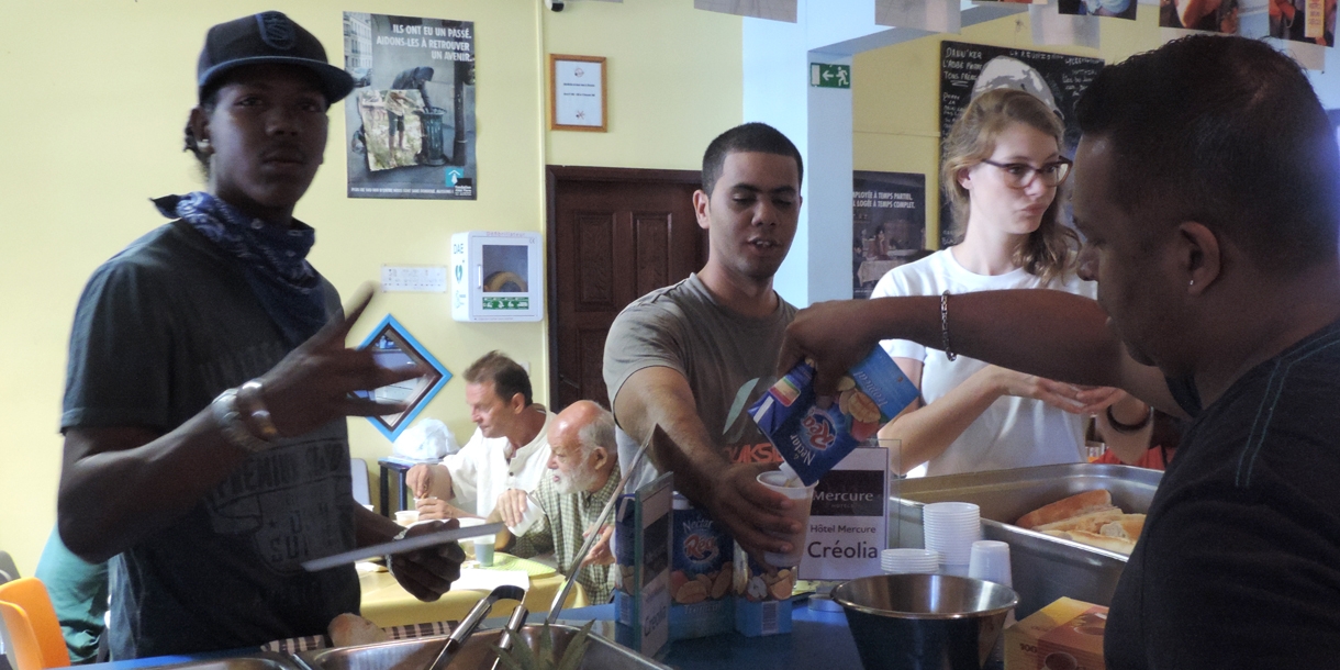 Photo : Petit-déjeuner royal et solidaire à la Boutique Solidarité de Saint-Denis