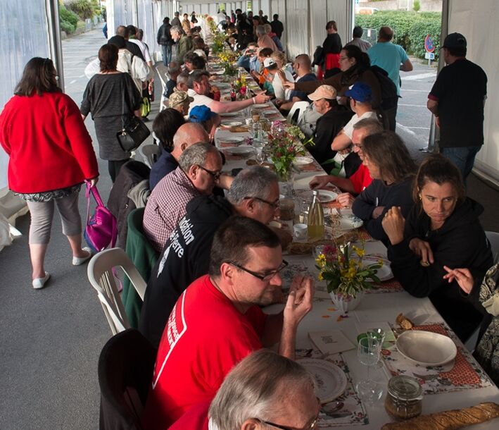 Photo : Une place à table !