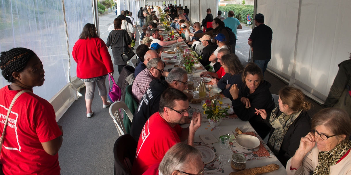 Photo : Une place à table !