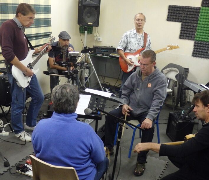 Photo : 11 musiciens-résidants à la Pension de famille de Nimes