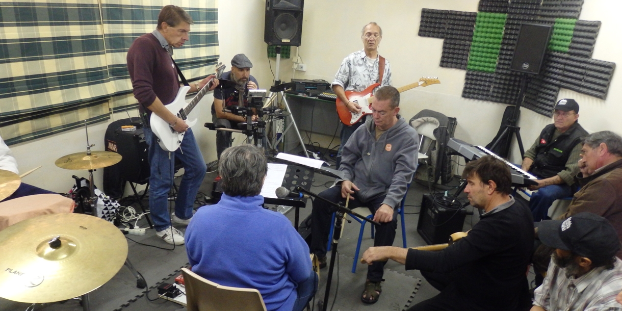 Photo : 11 musiciens-résidants à la Pension de famille de Nimes