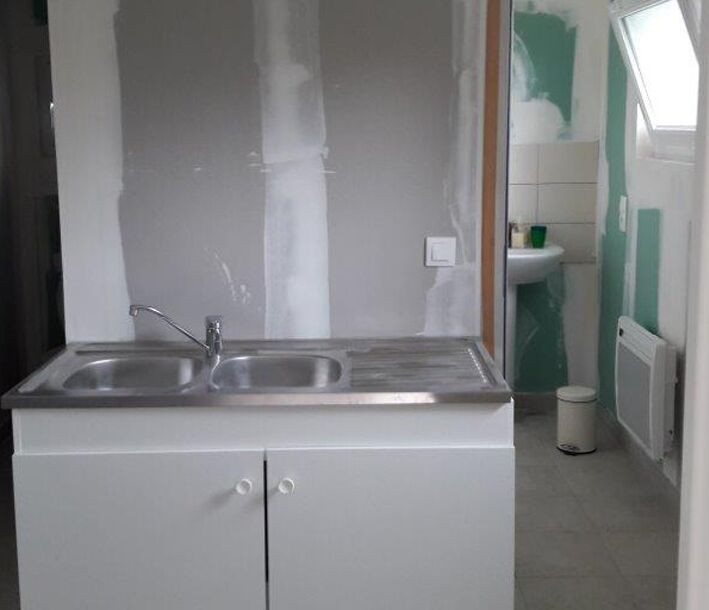 Photo : Une femme et ses enfants retrouvent un logement digne