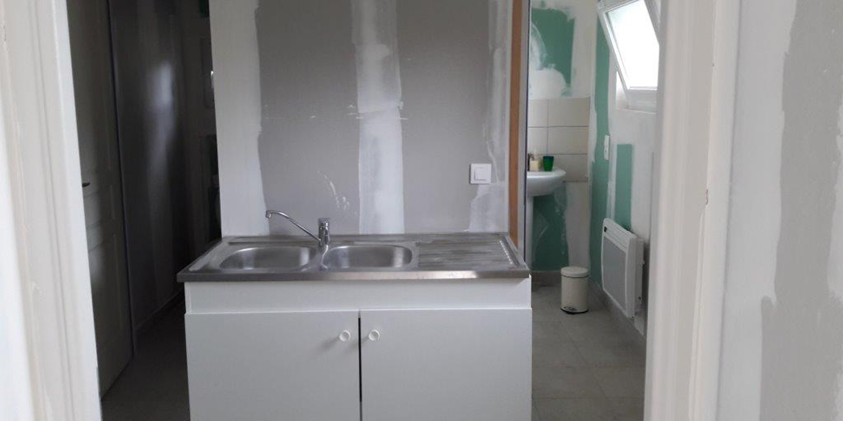 Photo : Une femme et ses enfants retrouvent un logement digne