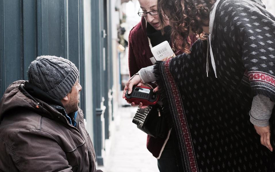 Photo : 1000 radios pour les personnes à la rue