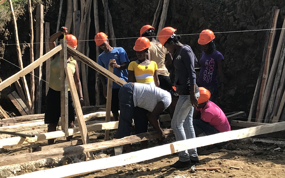Photo : En Haïti, la Fondation et la population poursuivent leur coopération