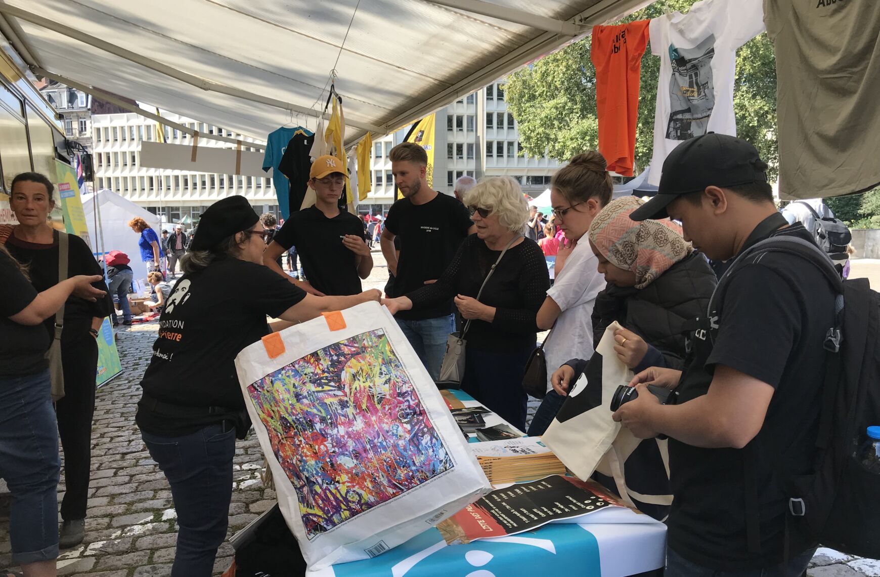 Photo : À la Braderie de Lille, la Fondation Abbé Pierre s’engage dans le débat des élections municipales en réaffirmant les droits des personnes sans abri