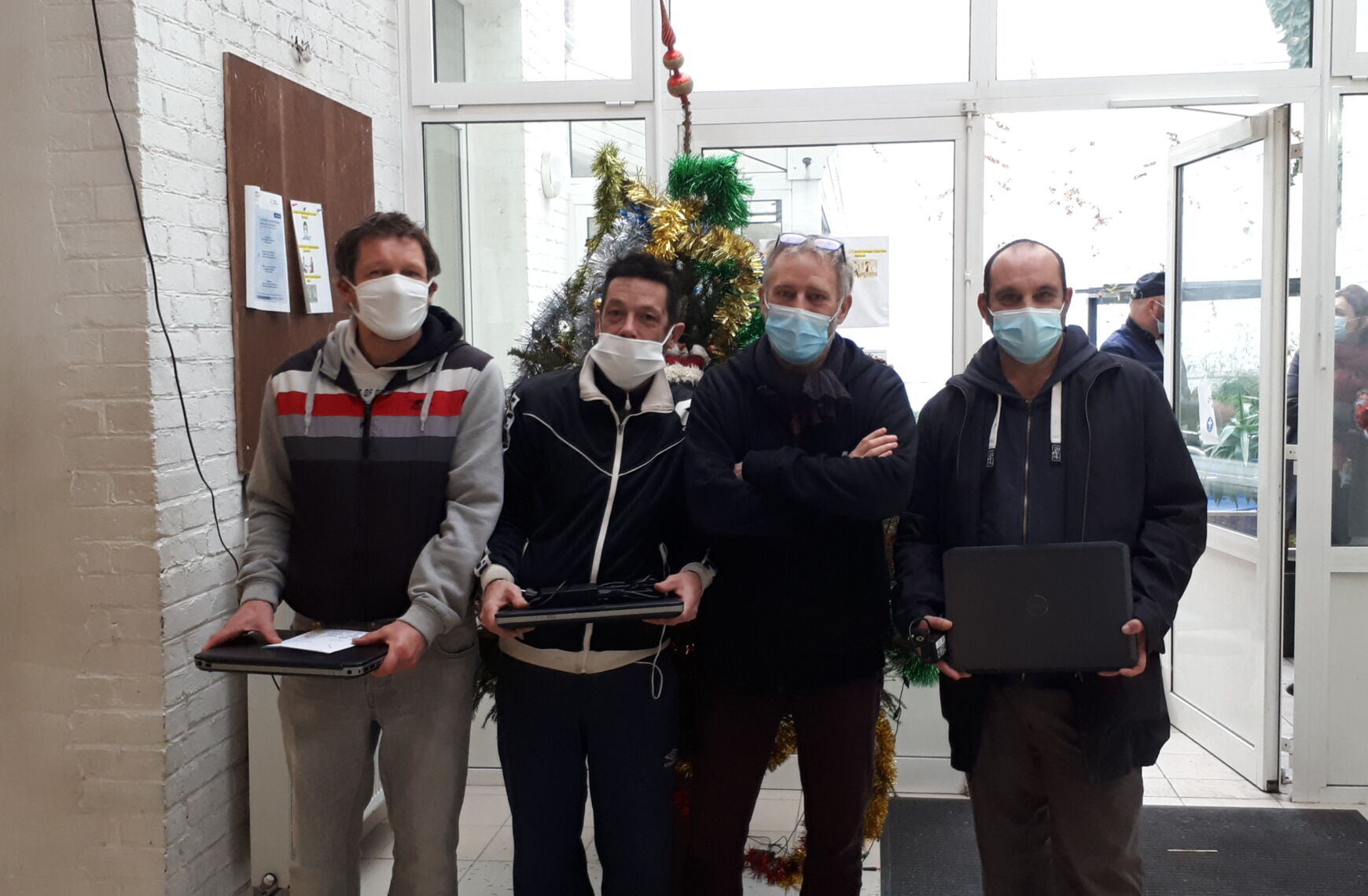 Photo : Des ordinateurs portables pour des personnes à la rue