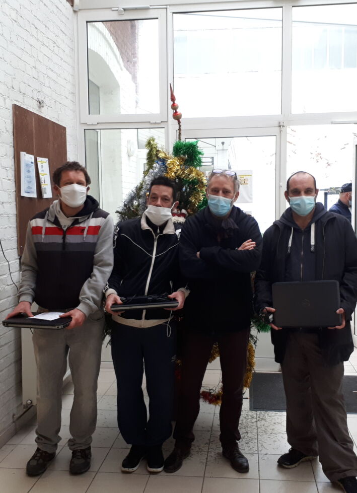 Photo : Des ordinateurs portables pour des personnes à la rue