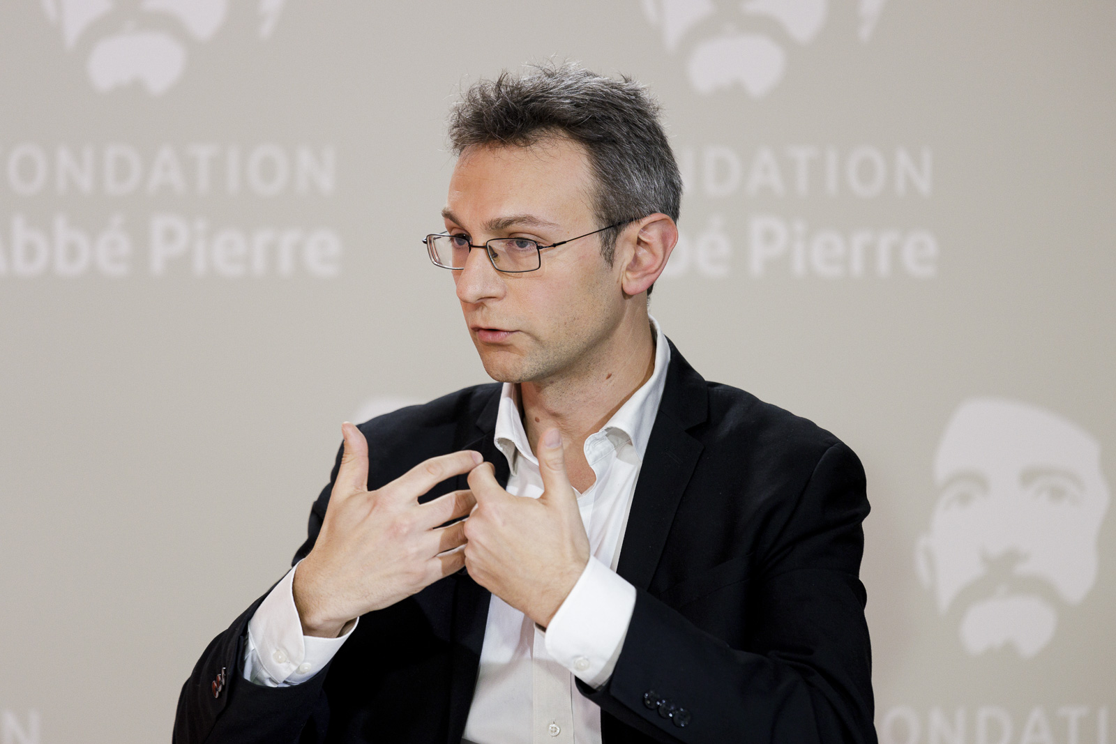 Photo : « confinement : la double peine des mal-logés. »