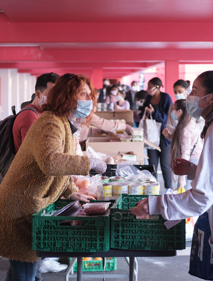 Photo : Des centaines de repas complets livrés aux étudiants