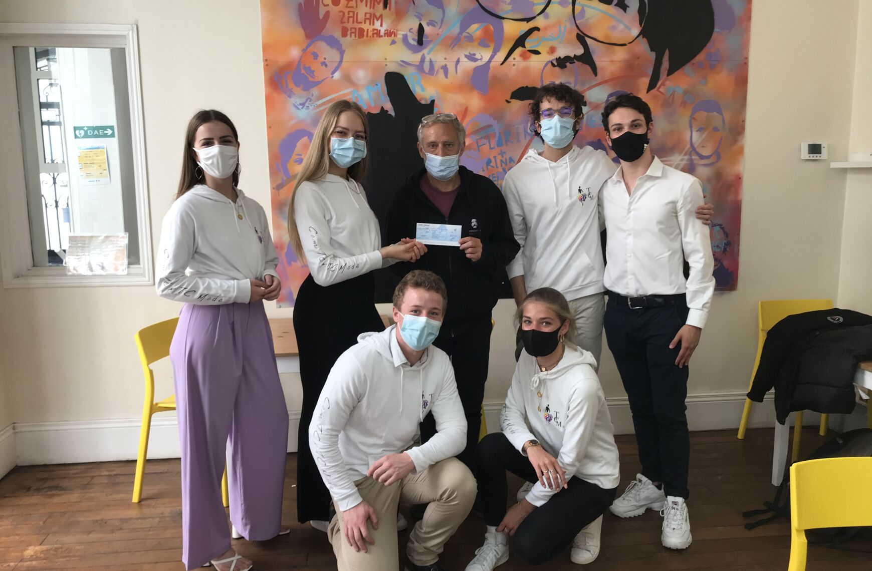 Photo : Des étudiants soutiennent la Fondation