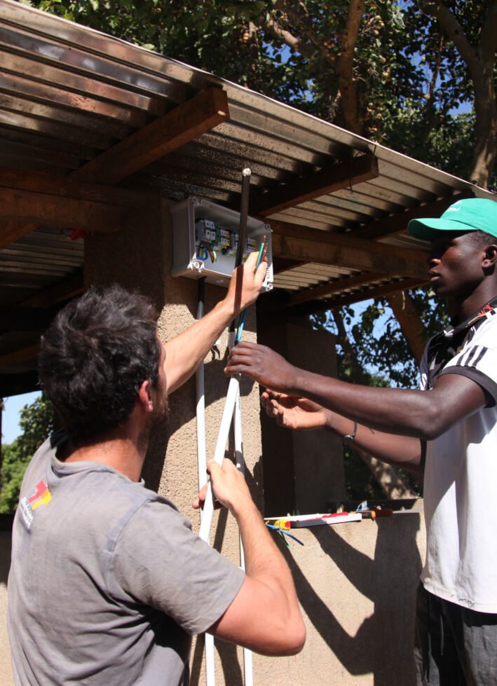 Photo : Au Congo, l’accès à l’électricité pour un orphelinat, une école et un centre médical.