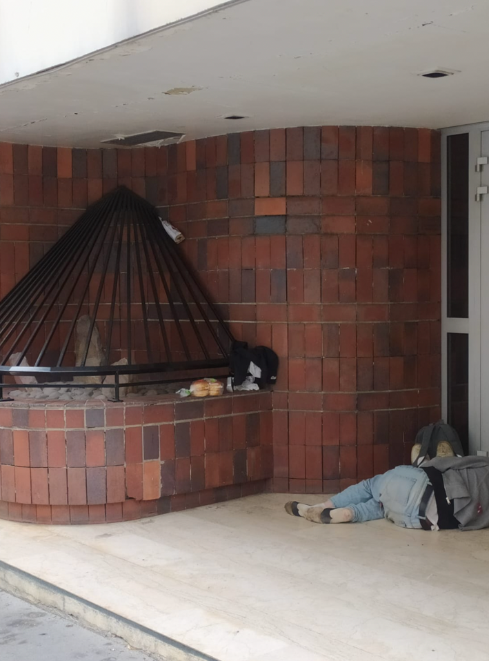 Photo : « Le mobilier anti-sdf, c’est la fausse solution à un vrai problème »