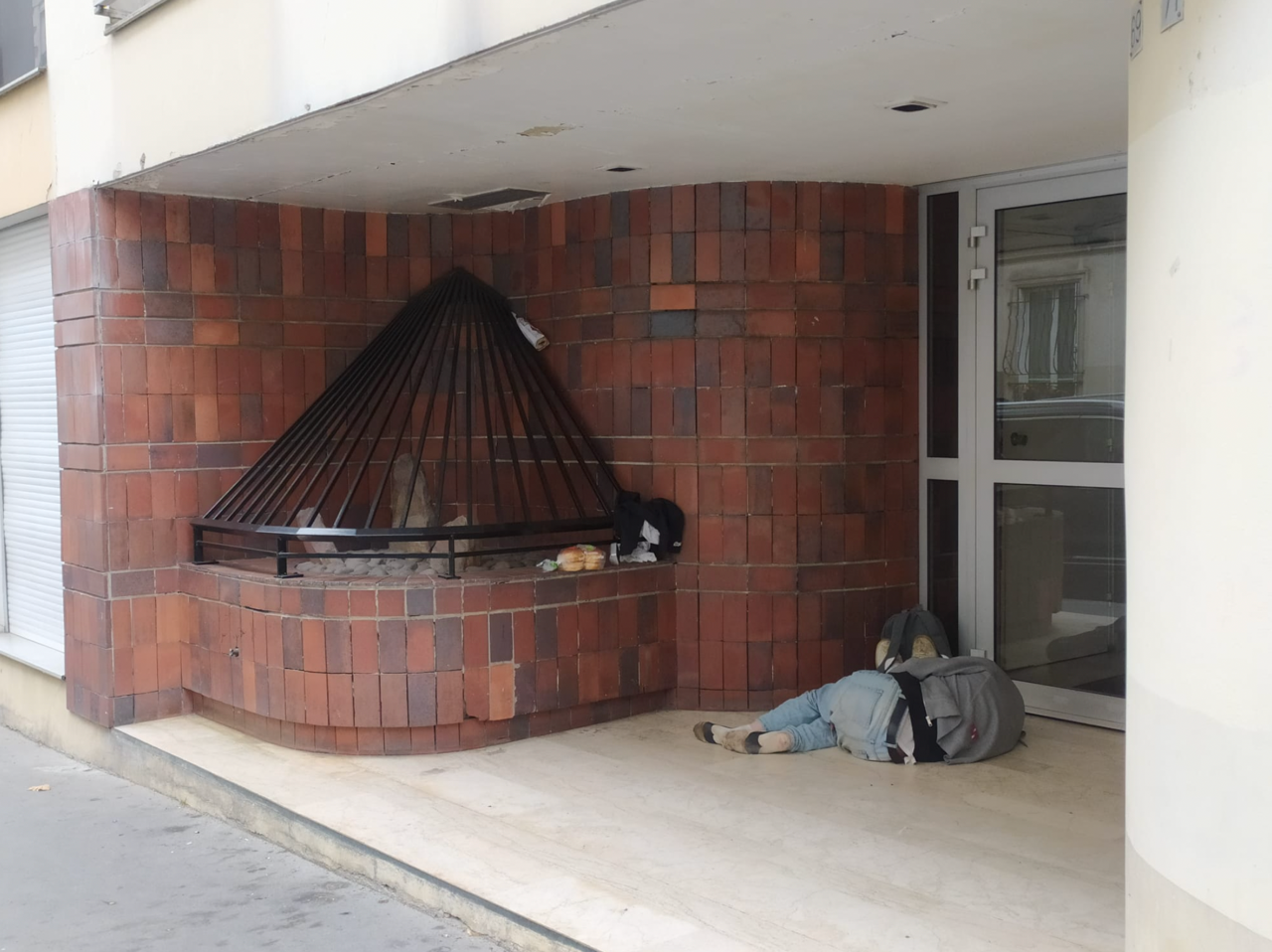Photo : « Le mobilier anti-sdf, c’est la fausse solution à un vrai problème »